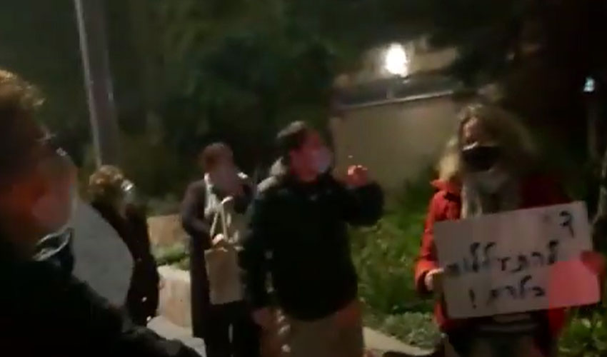 הזעם של הורי בית הכרם על ביטול הלימודים: צפו בהפגנה הלילה מול ביתו של ראש העיר ליאון