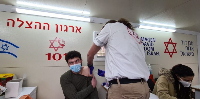 חיסוני קורונה בקרוואן החיסונים של מד"א בשוק מחנה יהודה בירושלים (צילום: דוברות מד"א)