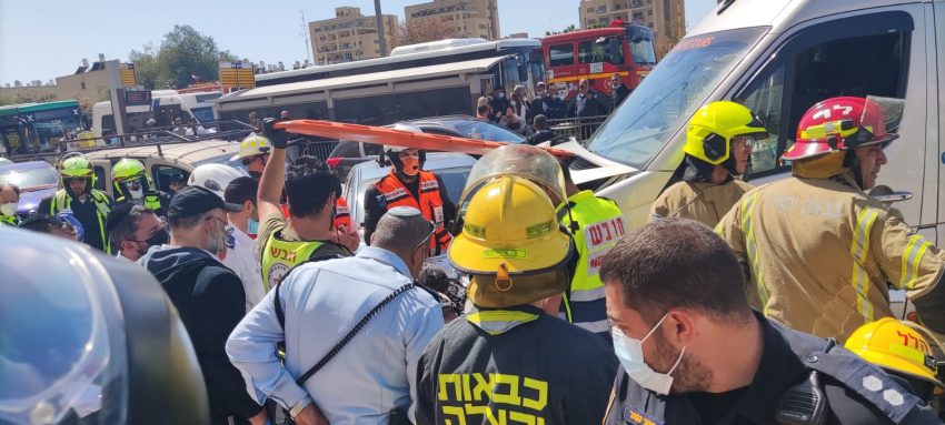 תיעוד התאונה הקטלנית בכביש דרך חברון: רכב ההסעות פגע בהולכת הרגל שנהרגה במקום