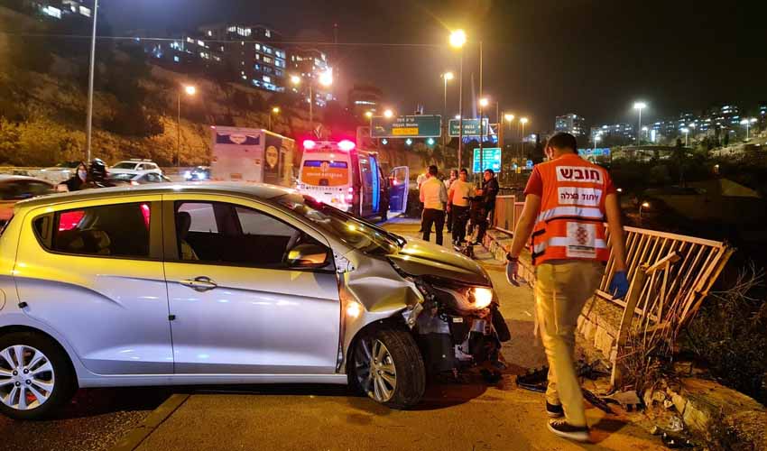 זירת התאונה בכביש בגין (צילום: דוברות איחוד הצלה ירושלים)