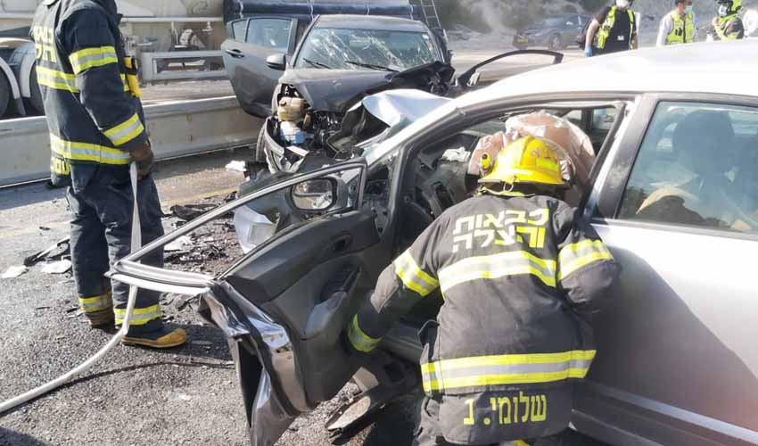 התאונה הקשה בכביש 38 (צילום: דוברות כבאות והצלה ירושלים)
