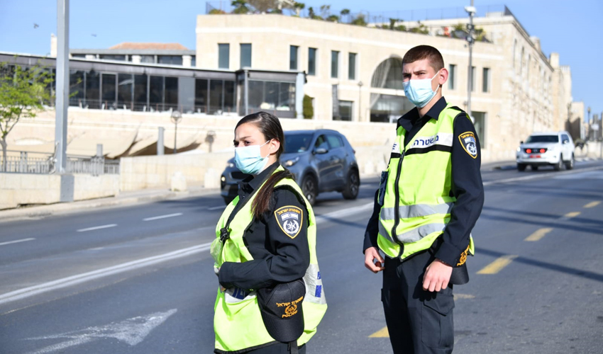 כוננות משטרה לרמדאן, שוטר ושוטרת עומדים סמוך להר ציון (צילום: דוברות המשטרה)
