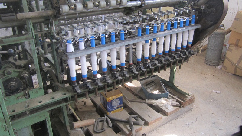 מכונת טוויה במפעל פתיל התכלת (צילום: אדם אקרמן)