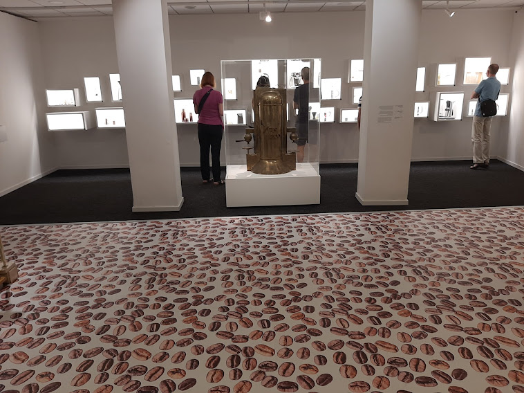 רוח חדשה נושבת במוזיאון אמנות האסלאם: תערוכת קפה מרעננת המשכיחה פרשיות כואבות