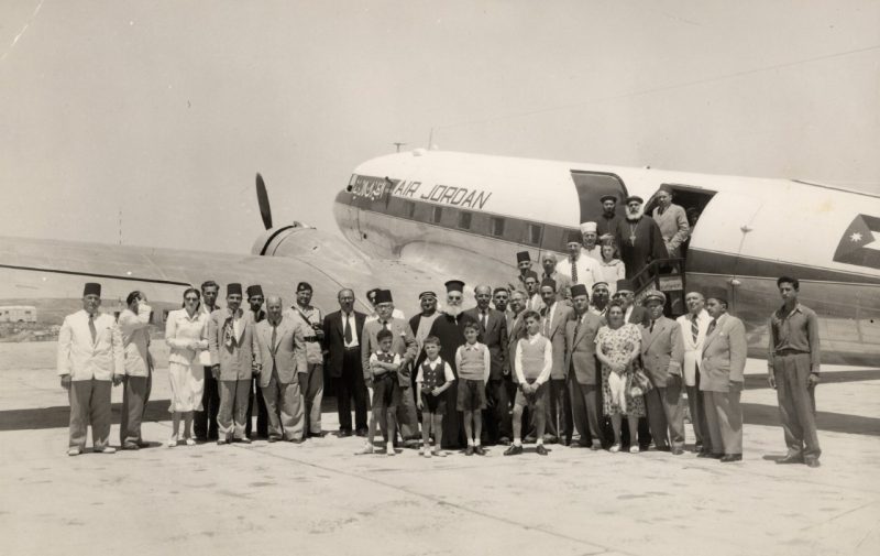 ראש העיר הירדני מקבל אורחים רבי מעלה בשדה התעופה בשנת 1954 (צילום מתוך התערוכה - ד"ר אלדד ברין)