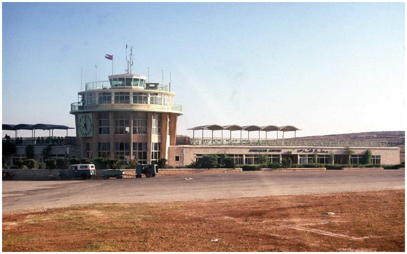 מגדל הפיקוח בשדה התעופה בעטרות לפני 1967 (צילום: קייל או'גרנלונד)