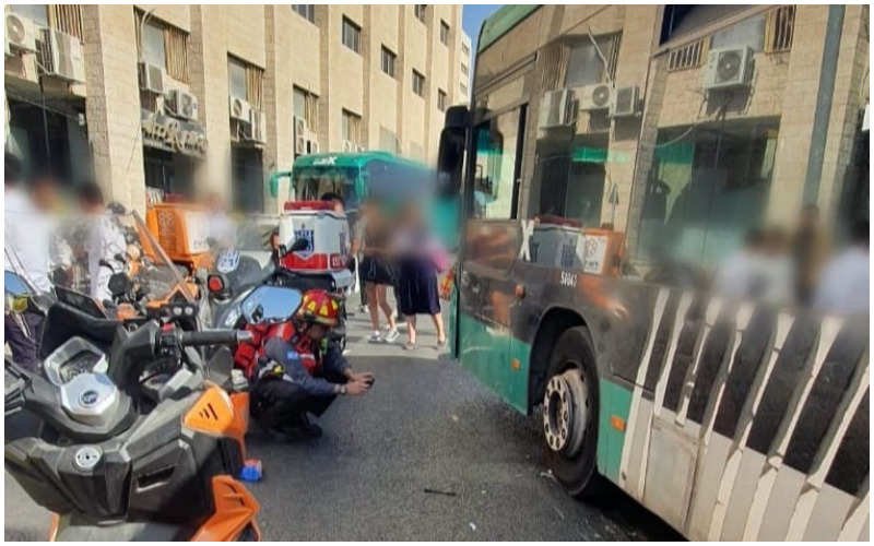 זירת תאונה בין אוטובוס להולך רגל (צילום: דוברות איחוד הצלה)