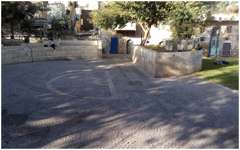 החצר הפנימית - האמפי-תיאטרון - בשכונת אבן ישראל (צילום: אדם אקרמן)