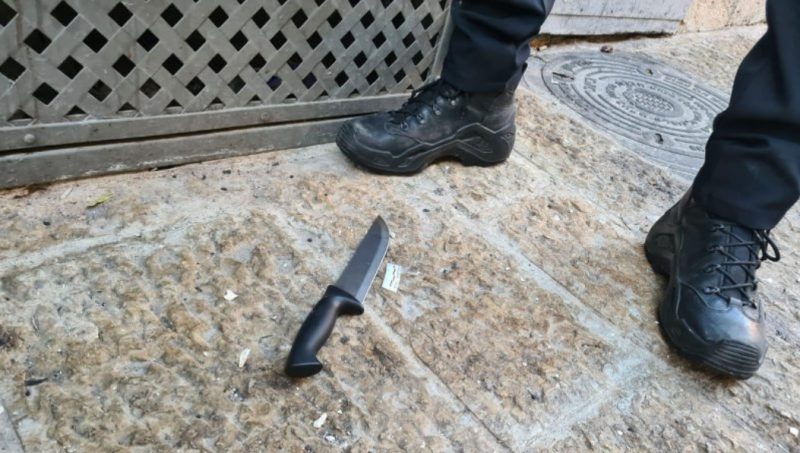סכין בזירת פיגוע (צילום: דוברות המשטרה)