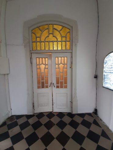 עיטורי דלתות הכניסה לבית הקונסול הפרסי (צילום: אדם אקרמן)