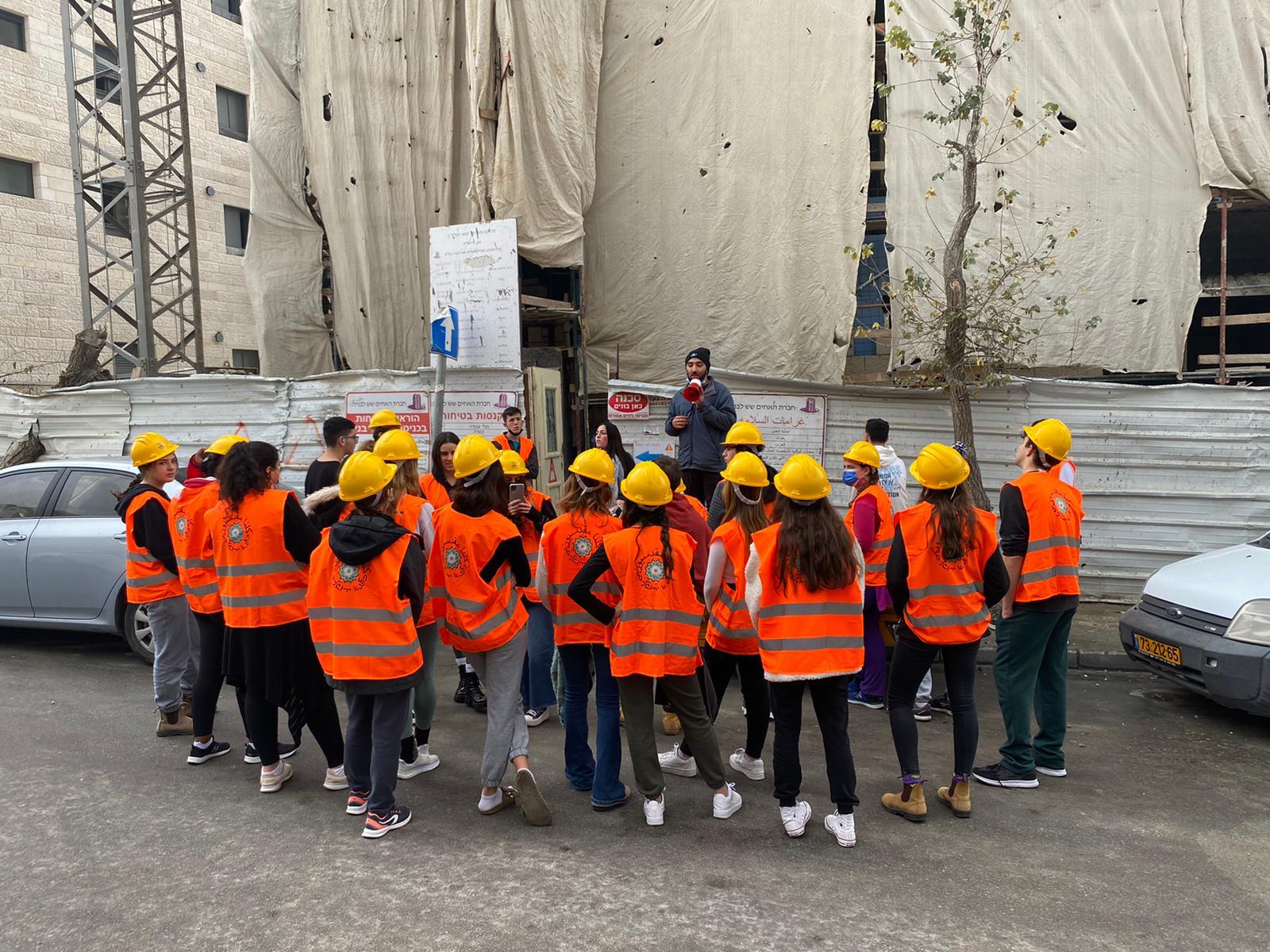 דואגים לבטיחותם: תלמידי תיכון "קשת" ופעילים חברתיים ביוזמה משותפת למען פועלי הבנייה בירושלים