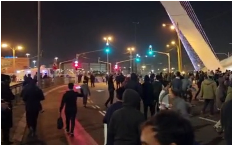ההפגנה בגשר המיתרים במוצ"ש האחרון (צילום: דוברות המשטרה)