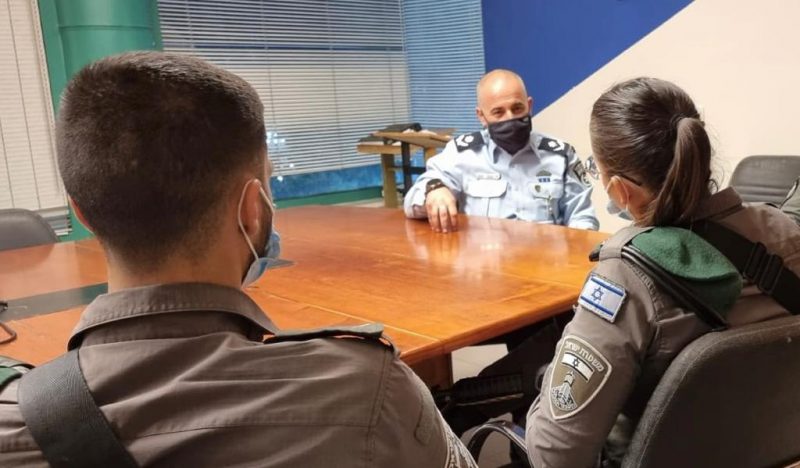 הלוחמת ש' והלוחם ל' במפגש עם מפקד מחוז ירושלים ניצב דורון תורג'מן (צילום: דוברות המשטרה)