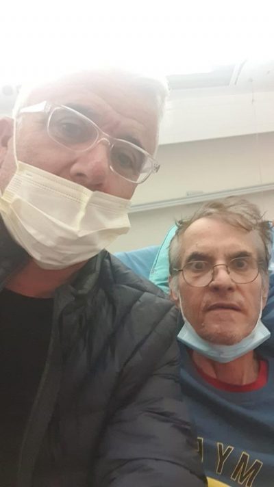מישל דיין ויעקב בוזגלו בביקור אצל רוני דיאון בבית החולים
