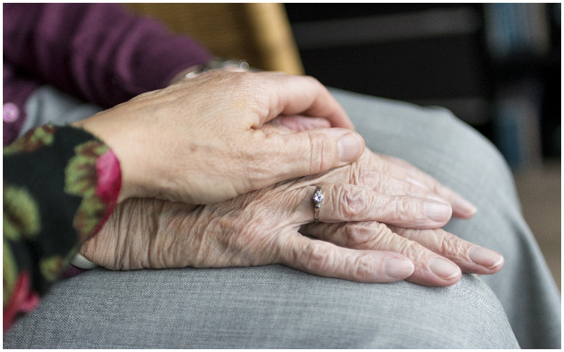 טיפול בבני משפחה, קשישים, קשיש, בני הגיל השלישי צילום pixabay.com