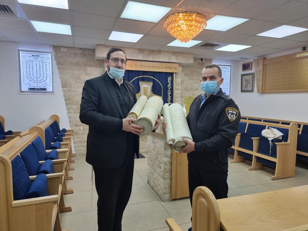 ספרי התורה שנגנבו והוחזרו לגבאי בית הכנסת (צילום: דוברות המשטרה)