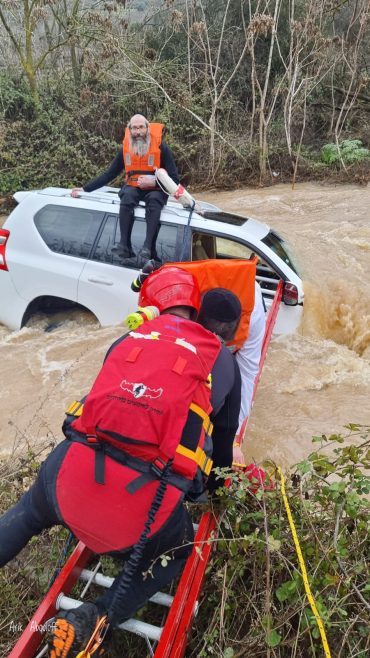 חילוץ הלכודים מהרכב ששקע בנחל ארזה (צילום: אריק אבולוף, כב"ה האומה)