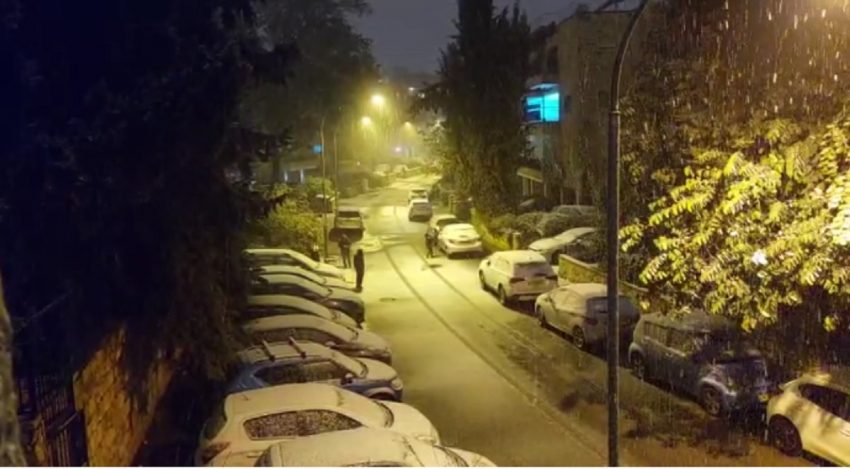 השלג בירושלים: הכבישים נפתחו לתנועה, הרכבת הקלה החלה לפעול
