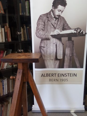 אלברט אינשטיין ליד דוכן מרצה ב-1905 (צילום: באדיבות ארכיון אלברט אינשטיין באוניברסיטה העברית)