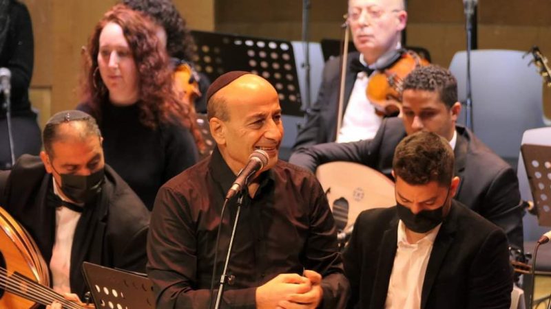איציק קלה בהופעה עם התזמורת האנדלוסית אשדוד (צילום: רפי דלויה)
