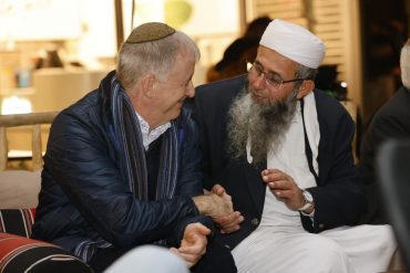 שייח אבו איאד והרב דניאל הרטמן (צילום: תג מאיר)