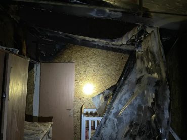 בית משפחת יושיבייב שהוצת (צילום: כבאות והצלה ירושלים)