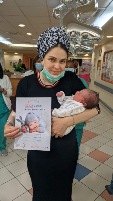אוראל עם בנה שנולד בתאריך המיוחד (צילום: שערי צדק)