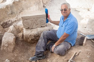 הארכיאולוג יעקב ביליג ליד אחת הכותרות שגילה (צילום: באדיבות רשות העתיקות)