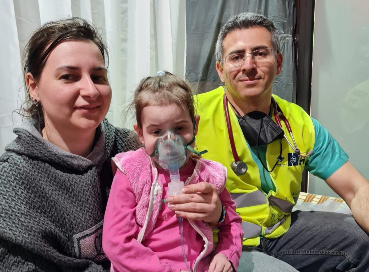 נגמר בנס: רופא מהדסה הציל את חייה של ילדה במחנה פליטים אוקראיני