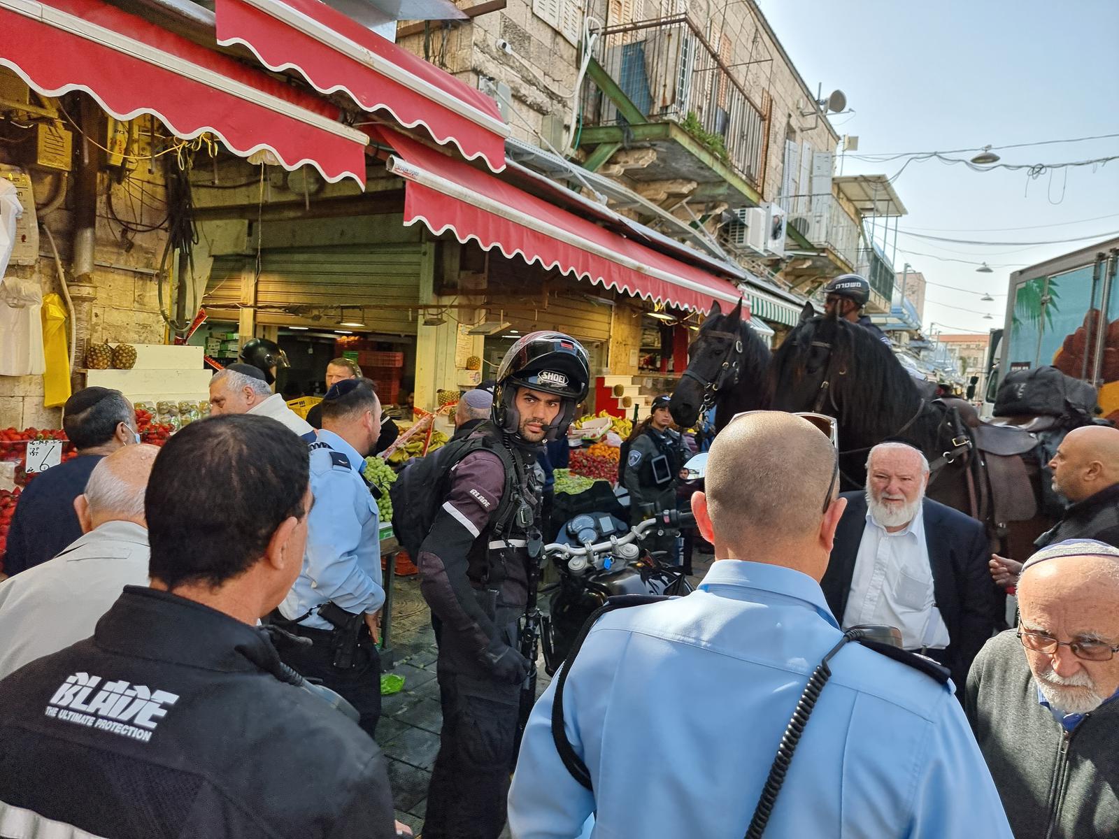 הבוקר – שוטרים ביצעו ירי לעבר חשודים בשוק