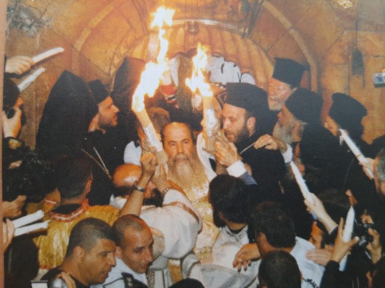 האש נדלקת (צילום: באדיבות הכנסייה היוונית אותודוקסית)