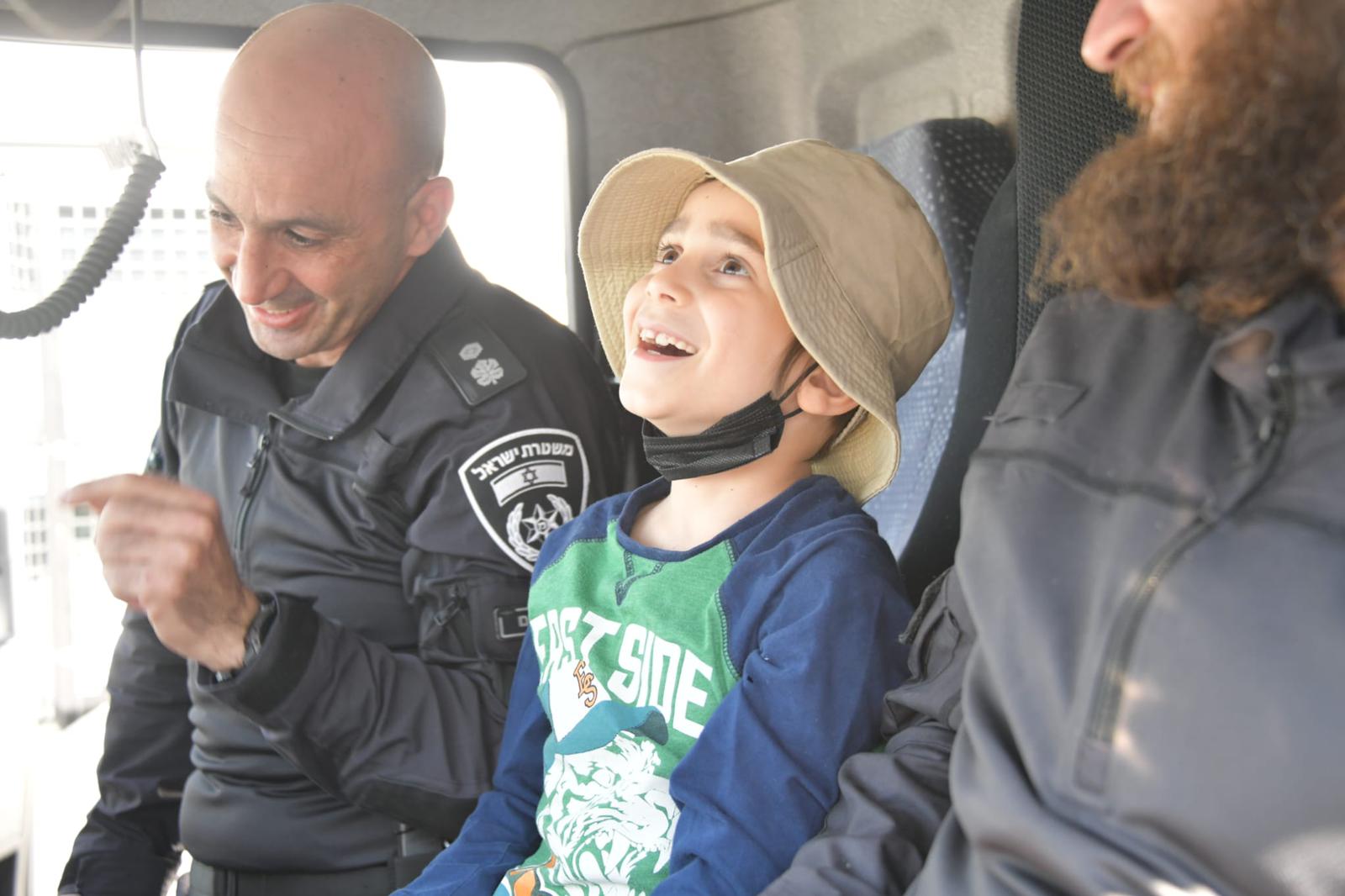 ישי קמיר עם שוטרי ירושלים (צילום: דוברות משטרת ירושלים)