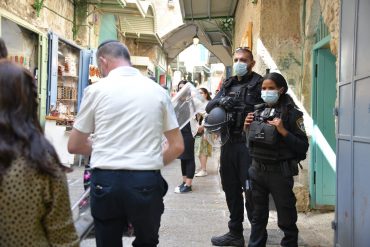 שוטרים בעיר העתיקה (צילום: דוברות המשטרה)
