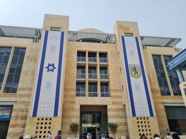 דגלי ירושלים וישראל בכיכר ספרא (צילום: ארנון בוסאני)