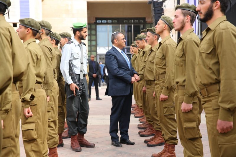 ראש העיר משה ליאון עם חיילי צה"ל (צילום: ארנון בוסאני)