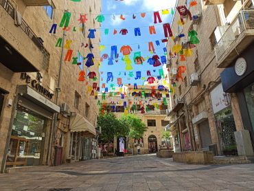 מיצב הכביסה ברחוב דורות ראשונים (צילום: מחלקת הניו מדיה, עיריית ירושלים)