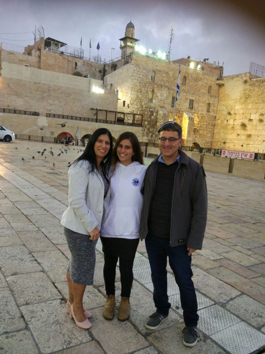 אלה אור ז"ל עם הוריה - איציק ושרית (צילום: באדיבות המשפחה)