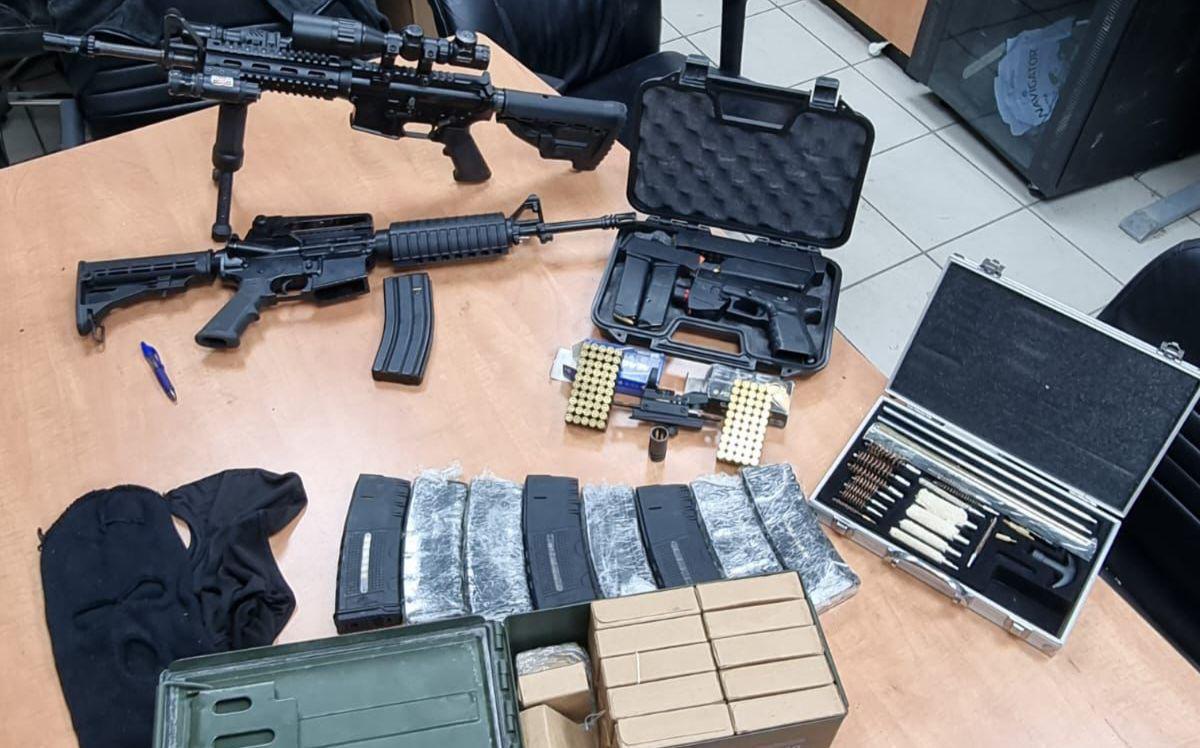 כלי הנשק והתחמושת שנתפסו (צילום: דוברות המשטרה)
