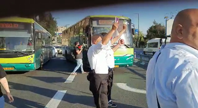 הפגנת נהגי אוטובוס בכניסה לירושלים (צילום: כוח לעובדים)