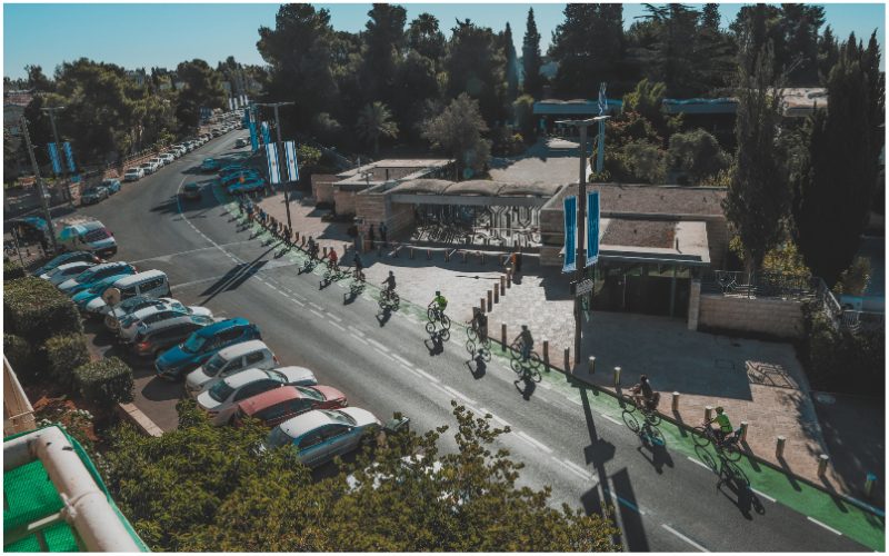 רכיבה על שביל האופניים הטקטי בשדרות הנשיא (צילום: שלומית וולף)