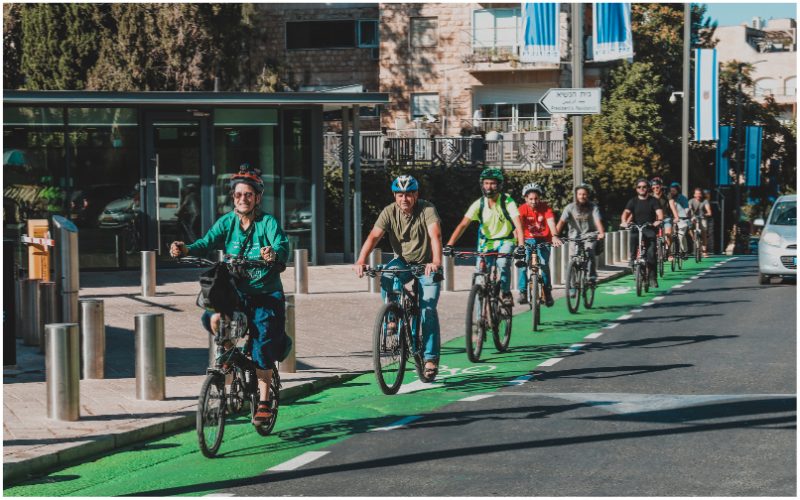 רכיבה על שביל האופניים הטקטי בשדרות הנשיא (צילום: שלומית וולף)