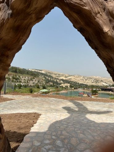 הנוף לכיוון ירושלים דרך חלל פסל עץ החיים בפארק שמיר (צילום: אדם אקרמן)