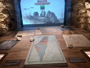 שולחן הפיקוד המשוחזר במוזיאון החאן (צילום: אדם אקרמן)