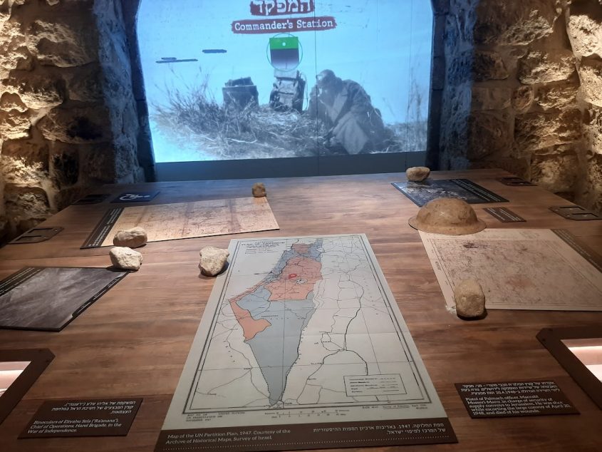 שולחן הפיקוד המשוחזר במוזיאון החאן (צילום: אדם אקרמן)