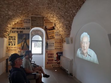 חדר הראיונות המוקלטים עם לוחמי העבר במוזיאון החאן (צילום: אדם אקרמן)