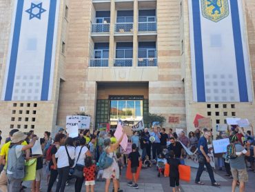 הפגנת תושבי קרית היובל בכיכר ספרא (צילום: מצילים את ירושלים)