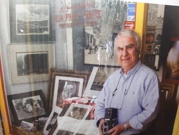 ג'ורג' קהואג'יאן בפתח חנות הצילום הארמנית (צילום: אדם אקרמן)