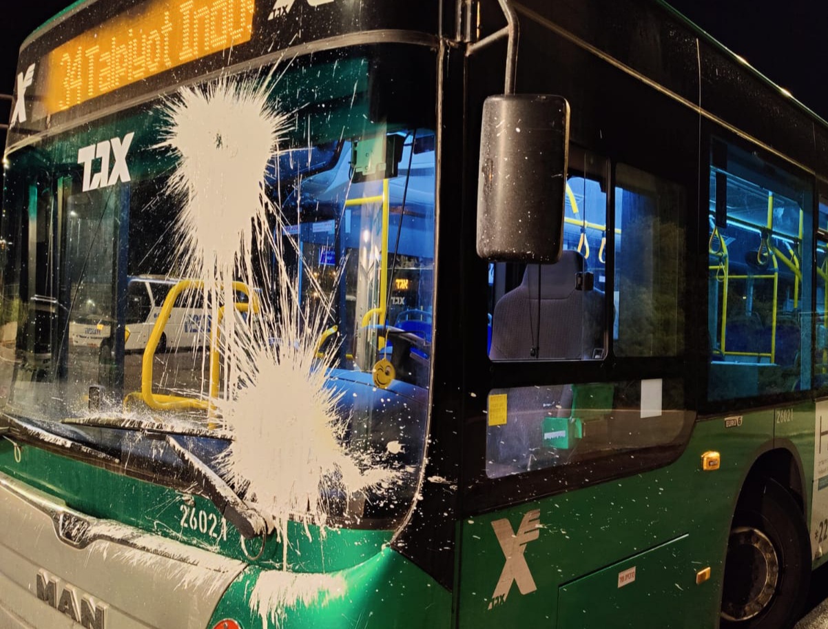 הנזק שנגרם לאוטובוס (צילום: דוברות המשטרה)