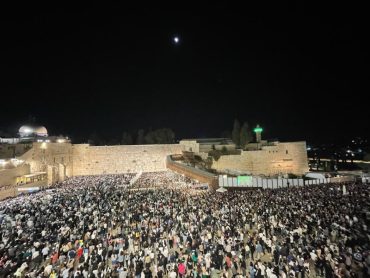 מעמד הסליחות הלילה בכותל (צילום: הקרן למורשת הכותל המערבי)
