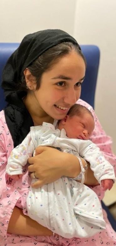 הודיה קליין ובנה, התינוק הראשון שנולד בתשפ"ג בשערי צדק